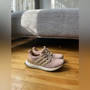 Adidas Ultraboost pink sneaker